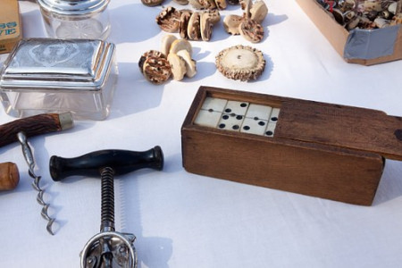 ANTIQUITES BROCANTE , VINTAGE avec bouquinistes photo