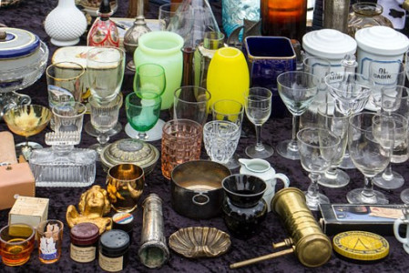 Brocante mensuelle de Chambéry, bouquinistes, art populaire photo