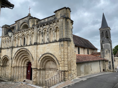Église catholique Saint-Jacques d'Aubeterre-sur-Dronne photo