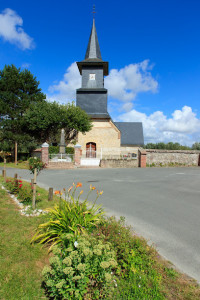Eglise catholique Saint-Jean-Baptiste à Favières et son Cimetière photo