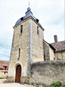Église et presbytère à Nalliers. photo