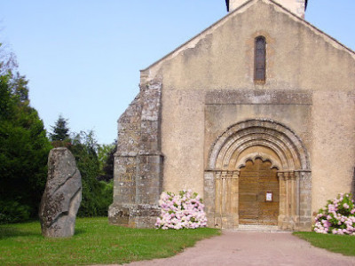 Église Saint Martin et Monument mégalithique (menhir) - Le Vilhain photo
