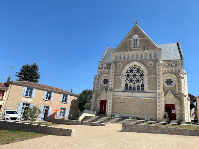 Eglise St-Hilaire (St Hilaire-de-Mortagne) photo