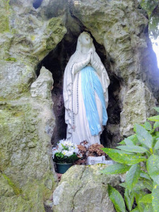 Grotte Nôtre Dame de Lourdes d'Artres photo
