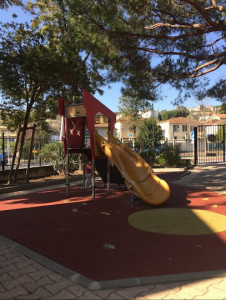 Jardin public + jeux pour enfants photo