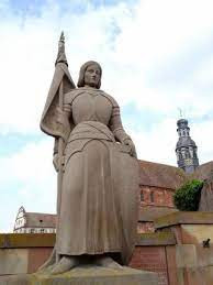 La statue de Jeanne d'Arc sur le monument aux mortsStatue de Gandhi photo