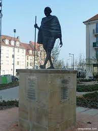 La Statue de Mahatma Gandhi à Vauréal France photo
