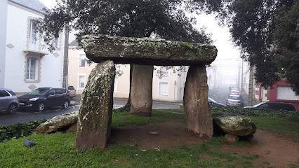 Les Trois Pierres dolmen photo