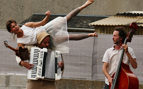 Mange la vie avec les doigts photo