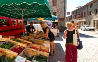 Marché à Burzet en Ardèche photo