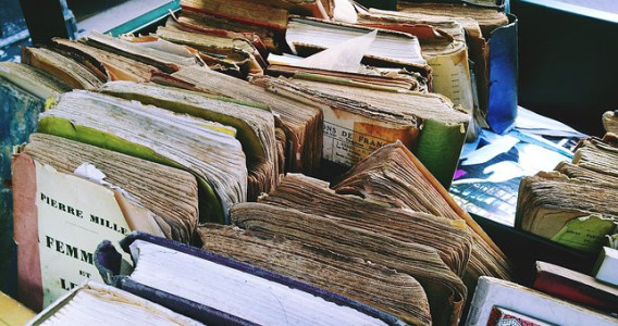 Marché du livre, du vinyle et de la carte postale photo