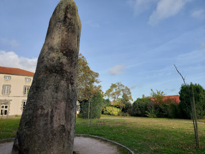 Menhir du camp de César (Roi-des-Menhir) photo