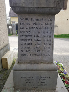 Monument aux Morts à Ouillon photo