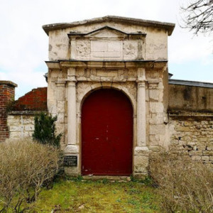 Portail de l'ancienne l'eglise St Lubin photo