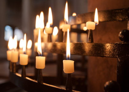 "Saint-Victor, entre ombre et lumière", visite guidée musicale à la bougie photo