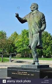 Statue de François Mitterrand et les Murs d'eau photo