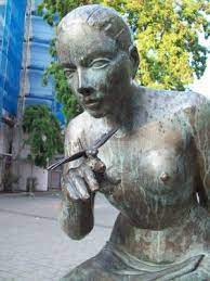 Statue de la jeune fille à la libellule photo