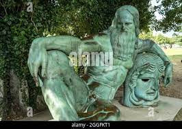 Statue Leonardo da Vinci photo
