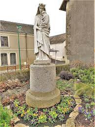 Statue Notre Dame de la Paix et monument aux morts. photo