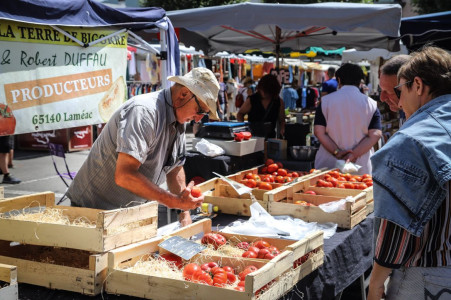 UN MARCHÉ DE PAYS ET DE PETITS PRODUCTEURS photo