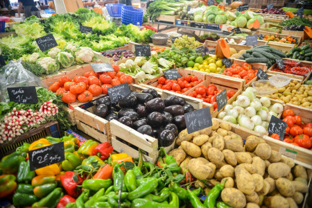 Venez découvrir de bons fruits et légumes au marché de Larmor Baden. photo