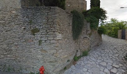 Vestiges du château féodal et ses remparts photo