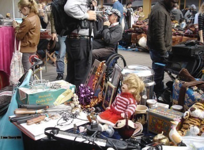 Vide grenier à Rochefort-du-Gard photo
