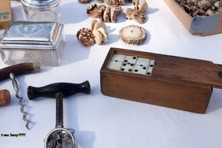 Vide grenier avec concours de palet sur bois photo
