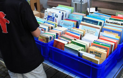 Vide grenier et vide jardin et expo voitures anciennes photo
